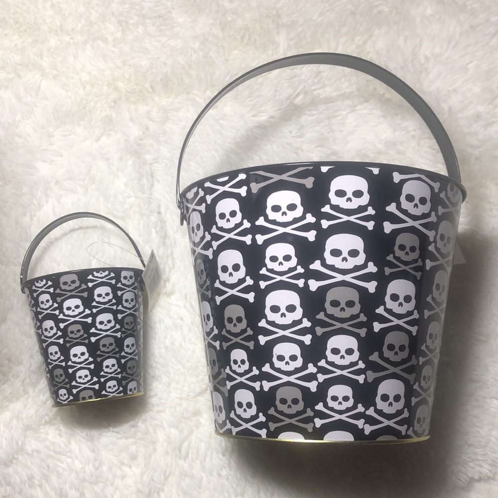 ☠️ Halloween Skull & Crossbones Small & Large Metal Tin Candy Containers NWT ☠️